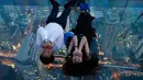 Sepasang wisatawan berpose di dek kaca gedung King Power Mahanakhon, Bangkok, Thailand, Rabu (21/11). Gedung King Power Mahanakhon memiliki tinggi 314 meter atau sekitar 10.249 kaki. (AP Photo/Sakchai Lalit)