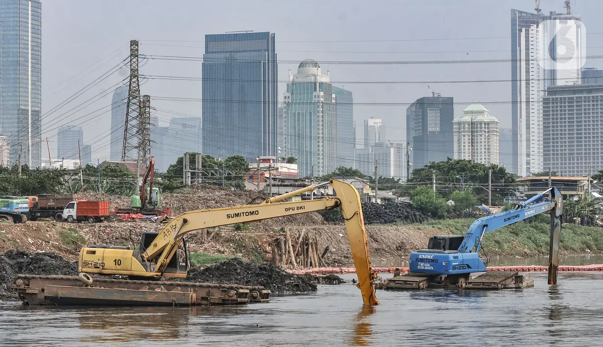 Petugas Dinas SDA Provinsi DKI Jakarta menggunakan alat berat saat mengeruk lumpur di Kali Ciliwung Segmen KBB, Tanah Abang, Kamis (30/9/2021). Dinas SDA DKI Jakarta terus melakukan pengerukan dan pengurasan kali, waduk, dan saluran air melalui kegiatan Gerebek Lumpur. (merdeka.com/Iqbal S. Nugroho)