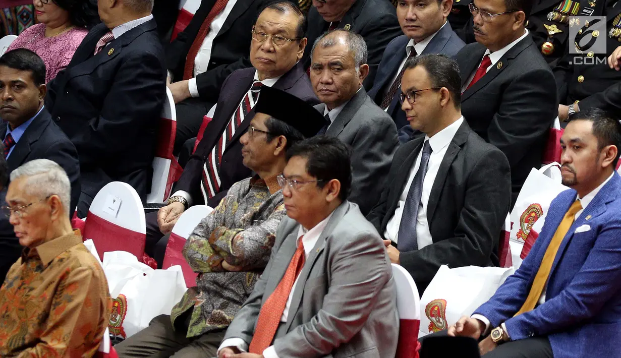 Gubernur DKI Jakarta, Anies Baswedan dan Ketua KPK, Agus Rahardjo menghadiri upacara peringatan HUT ke-72 Bhayangkara di Istora Senayan, Jakarta, Rabu (11/7). Acara ini juga dihadiri menteri kabinet dan pejabat negara lainnya. (Liputan6.com/Johan Tallo)