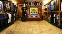Satu di antara UMKM yang dikelola kelompok suporter Persib, The Original Viking Fanshop (TOVF) di Kota Bandung. (Bola.com/Erwin Snaz)