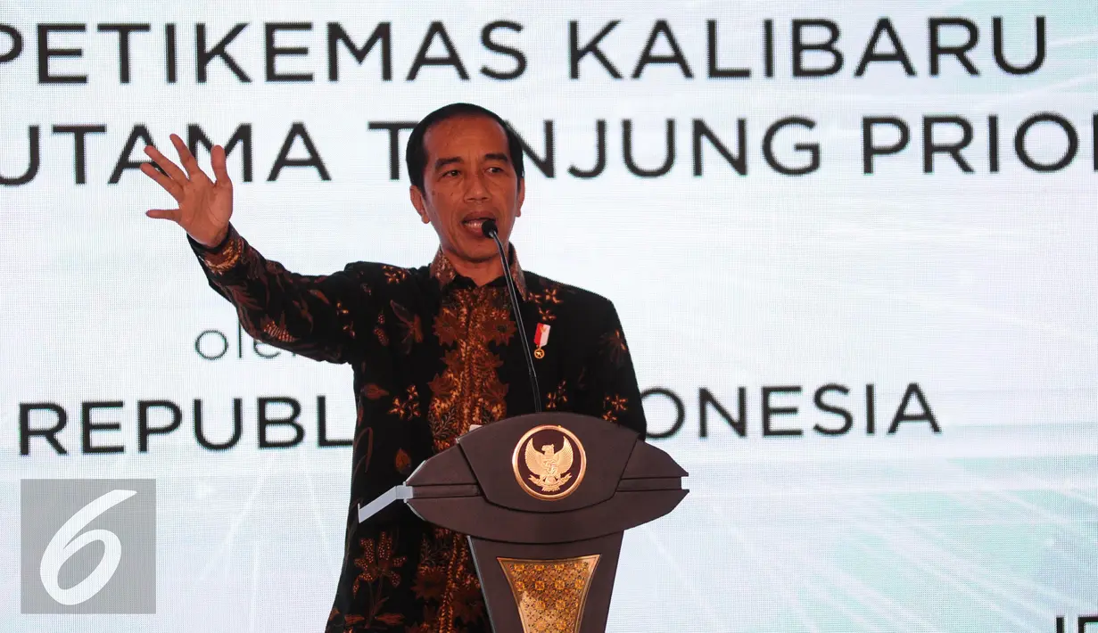 Presiden Jokowi memberikan sambutan dalam peresmian Terminal Petikemas Kalibaru, Jakarta, Selasa (13/9). Terminal ini merupakan terminal petikemas pertama dalam pembangunan Fase IA Terminal New Priok. (Liputan6.com/Faizal Fanani)