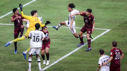 Pemain Timnas Jerman U-17, Eric Emanuel Da Silva Moreira (tengah atas) menendang bola ke gawang Timnas Venezuela U-17 dalam laga pamungkas Grup F Piala Dunia U-17 2023 yang berlangsung di Jakarta International Stadium (JIS), Jakarta, Sabtu (18/11/2023). (Bola.com/Bagaskara Lazuardi)