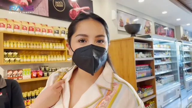 Nagita Slavina berbelanja bahan makanan untuk di masak di hotel mewah tempatnya menginap. (Foto: YouTube Rans Entertainment)