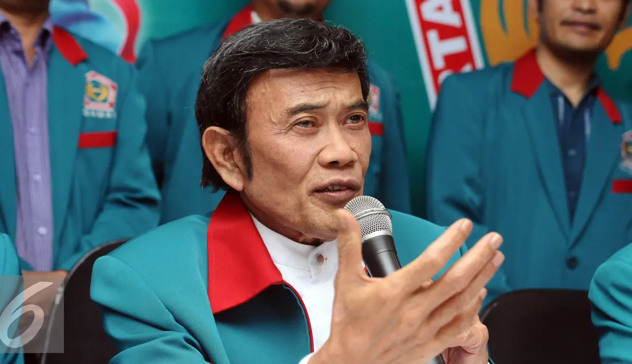 Ketua Umum Partai Idaman, Rhoma Irama memberi keterangan terkait hasil verifikasi Kemenkumham di Jakarta, Minggu (9/10). Berdasar raker DPW, Partai Idaman akan mengambil langkah mengakuisisi parpol lama. (Liputan6.com/Helmi Fithriansyah)