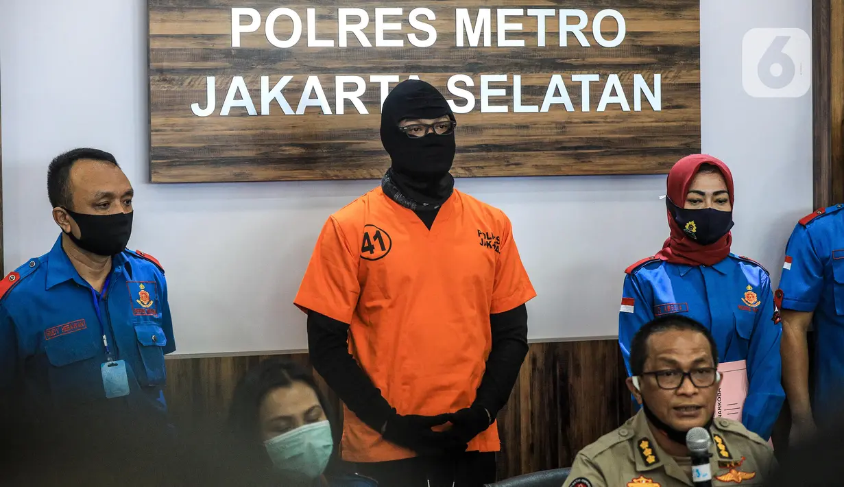Aktor berinisial DS atau Dwi Sasono saat dirilis terkait kasus kepemilikan narkoba di Polres Metro Jakarta Selatan, Senin (1/6/2020). DS ditangkap pada 26 Mei lalu di rumahnya di kawasan Pondok Labu Jakarta Selatan.  (Liputan6.com/Faizal Fanani)