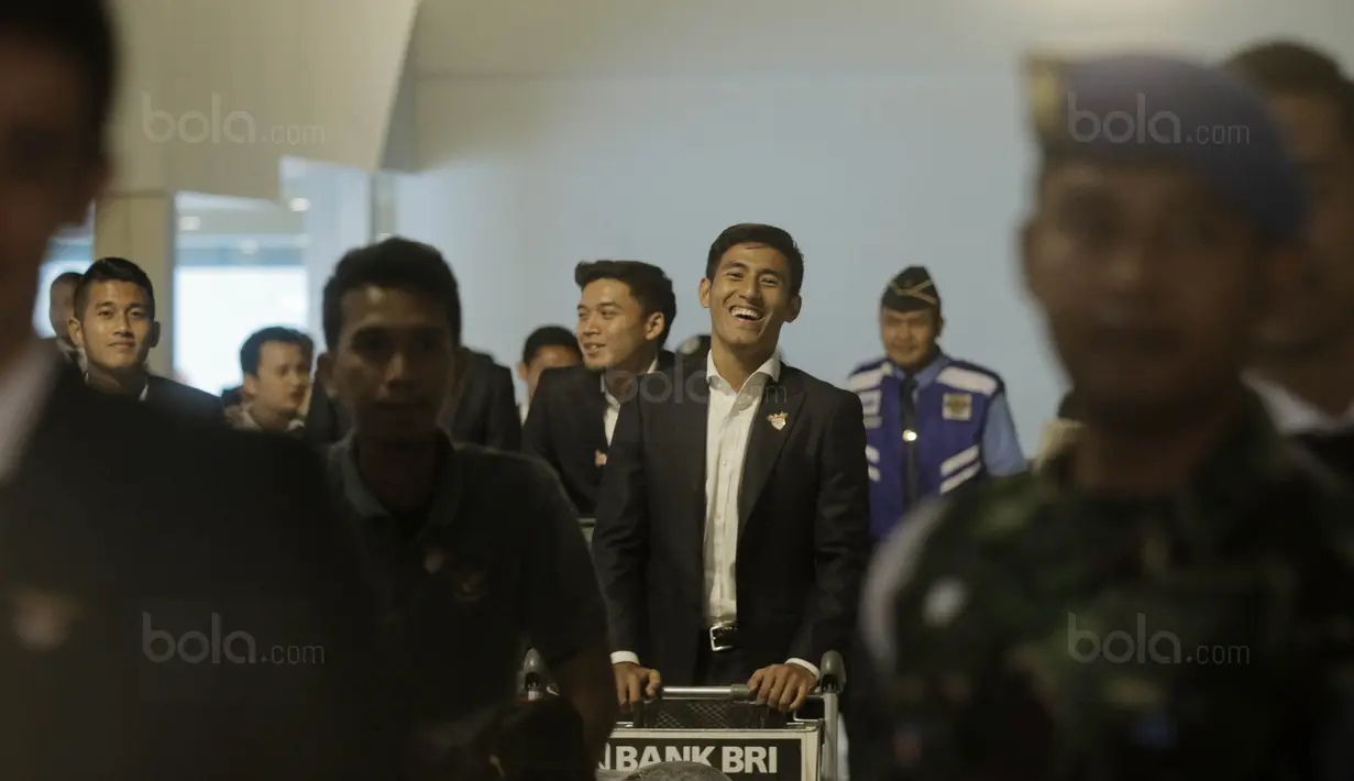 Gelandang Indonesia, Hanif Sjahbandi, tampak bahagia saat tiba di Bandara Soekarno-Hatta, Tangerang, Rabu, (30/8/2017). Pemain Indonesia disambut para fans sepulangnya dari SEA Games di Malaysia. (Bola.com/M Iqbal Ichsan)