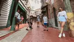 Hesti Purwadinata dan Edo Borne diketahui pelesir ke luar negeri. Mereka memilih Singapura sebagai destinasi tujuan utama. Tak hanya berdua, pasangan selebriti ini juga mengajak ketiga buah hatinya. Keduanya pun kompak membagikan keseruan liburan keluarga ke Instagram masing-masing. (Liputan6.com/IG/@hestipurwadinata)