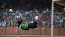 Kiper asal Kolombia ini meski masih dalam upaya menyelamatkan gawang, tapi aksi Rene Higuita benar-benar gila. Apalagi, kalau bukan tendangan kalajengking untuk menghalau bola yang akan masuk ke gawangnya sendiri. (AFP PHOTO/Dibyangshu SARKAR)