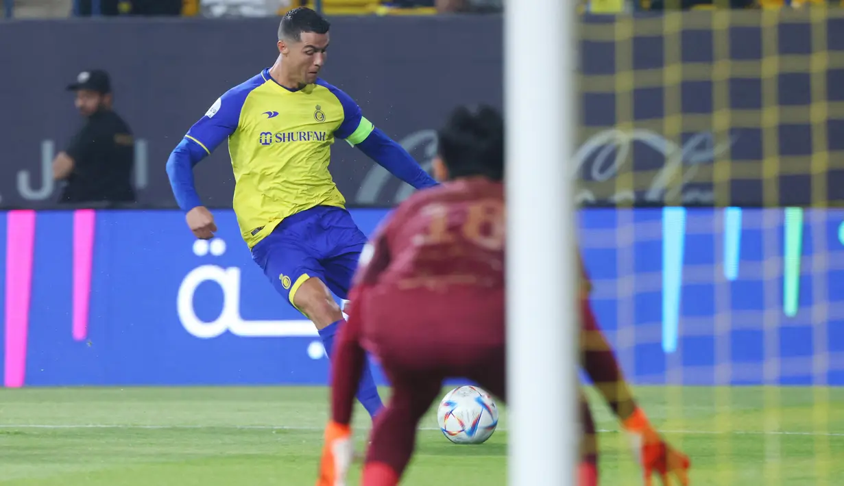 Ronaldo membawa Al Nassr comeback dengan berbalik unggul 3-2 pada menit ke-59. CR7 mendapat bola pendek dari Luiz Gustavo di area lawan, sebelum melepaskan bola tembakan terukur yang masuk ke gawang. (AFP/Fayez Nureldine)