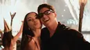 Pasangan selebriti Al Ghazali dan Alyssa Daguise mencuri perhatian dengan penampilan serasi mereka di Bangkok. Alyssa tampil anggun dalam strapless dress putih yang memancarkan aura chic dan sophisticated, sementara Al memilih kemeja hitam simpel namun berkelas. Nuansa hitam putih mereka benar-benar menyatu dengan latar gemerlap kembang api yang menerangi langit kota. [@alghazali7].