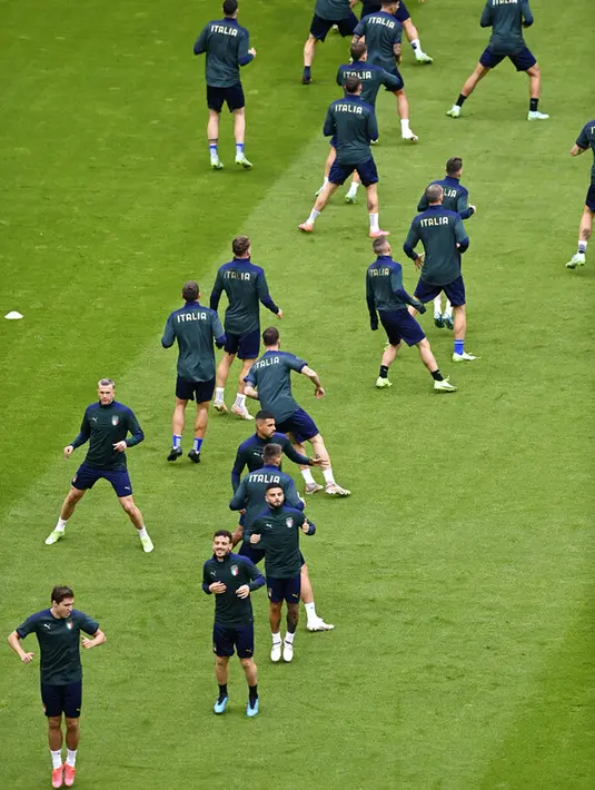 Para pemain Italia menghadiri sesi latihan di Stadion Football Arena, Munich, Jerman, Kamis (1/7/2021). Italia akan menghadapi Belgia pada pertandingan perempat final Euro 2020. (Stuart Franklin, Pool via AP)