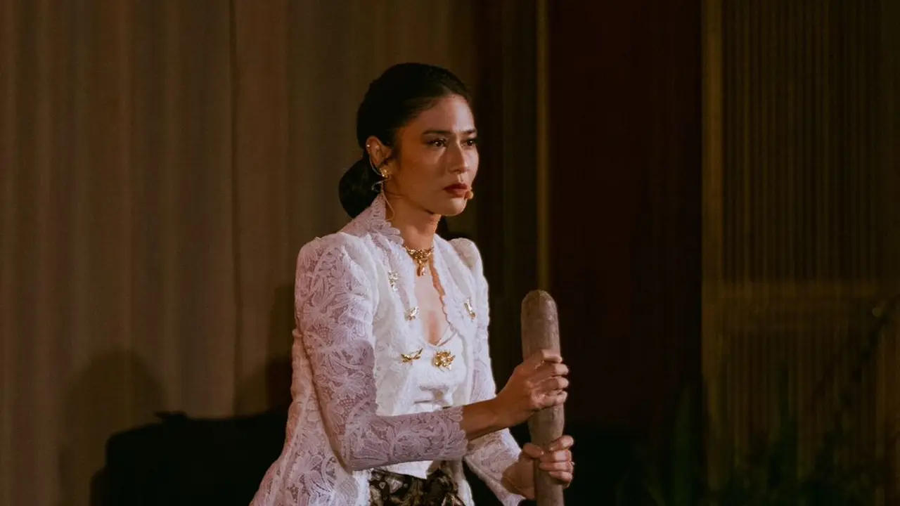 Tak Melulu untuk Kondangan, 8 Inspirasi Pakai Kebaya dari Raline Shah, Mahalini Raharja, hingga BCL
