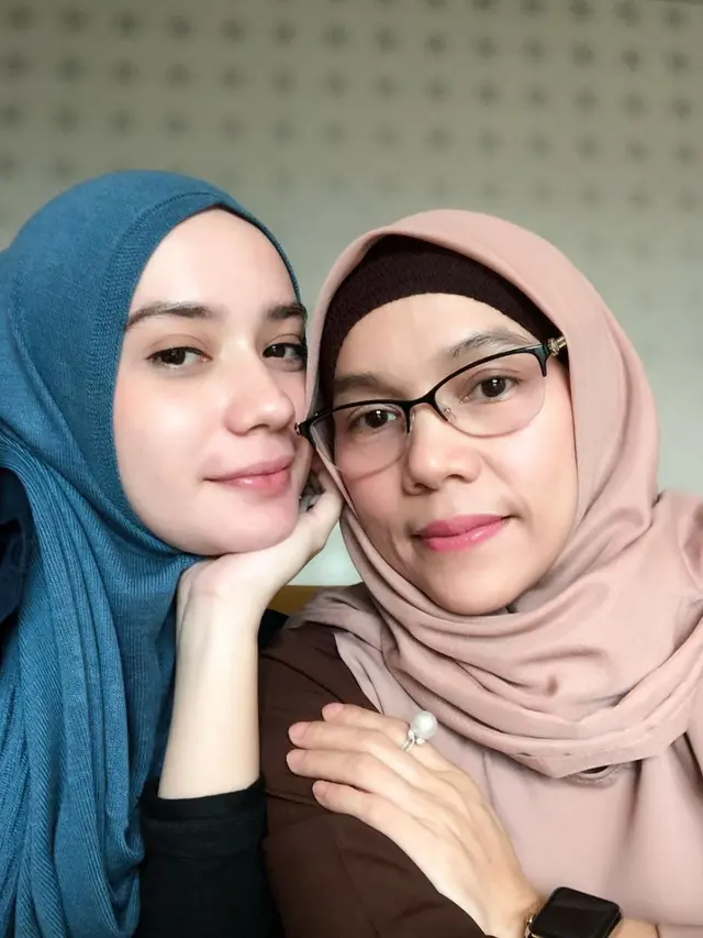 Jarang Tersorot, Ini 6 Potret Artis Wanita Blasteran Bareng Ibunda