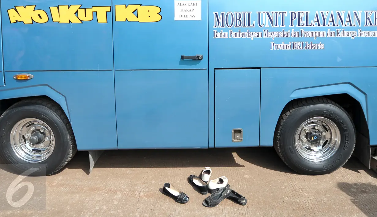 Mobil pelayanan KB saat bertugas di Rusun Cibesel, Jakarta, Selasa (23/8/2016). Mobil layanan KB DKI Jakarta melayani warga khususnya di pemukiman padat penduduk untuk mendapatkan program KB. (Liputan6.com/Yoppy Renato)