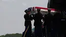 Sebuah tim pengangkut Angkatan Darat AS memindahkan peti jenazah berisi sisa-sisa tubuh Prajurit Isabella Gonzales ke dalam kendaraan pengangkut di Pangkalan Angkatan Udara Dover, Delaware, Amerika Serikat,  Rabu, 22 Juli 2026. (AP Photo/Julia Demaree Nikhinson)