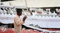 Seorang warga melaksanakan salat di halaman Masjid Jami Quba, Pidie Jaya, Aceh, Jumat (9/12). Gempa berkekuatan 6,5 SR telah merobohkan ratusan bangunan termasuk Masjid Jami Quba. (Liputan6.com/Angga Yuniar)