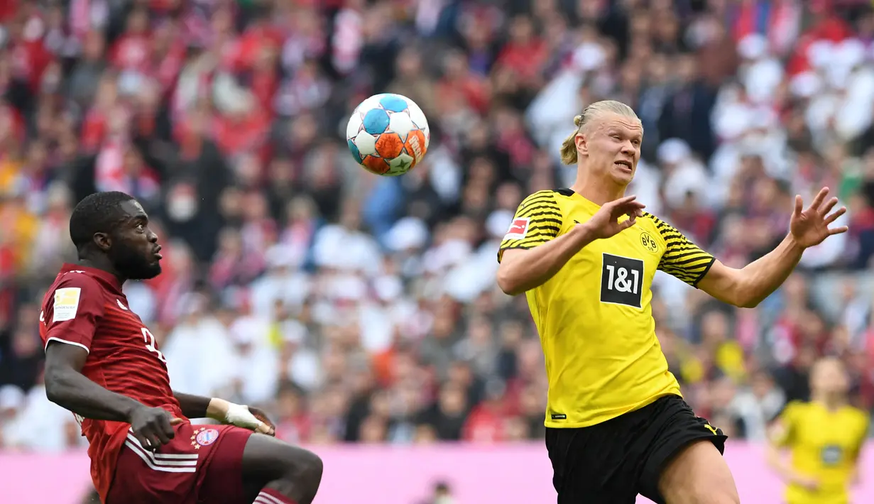 <p>Striker Borussia Dortmund Erling Haaland (kanan) berebut bola dengan bek Bayern Munchen Dayot Upamecano pada pekan ke-31 Bundesliga musim 2021/2022 di Allianz Arena, Minggu (24/4/2022) dini hari WIB. Bayern Munchen kembali menjadi juara Bundesliga usai menghajar rivalnya Borussia Dortmund 3-1. (Christof STACHE / AFP)</p>