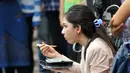 Jessica Mila menikmati makan siang saat istirahat di sela-sela syuting sinetron Ganteng-Ganteng Serigala di kawasan Buperta Cibubur, Jakarta, Rabu (22/7/2015). (Liputan6.com/Panji Diksana)