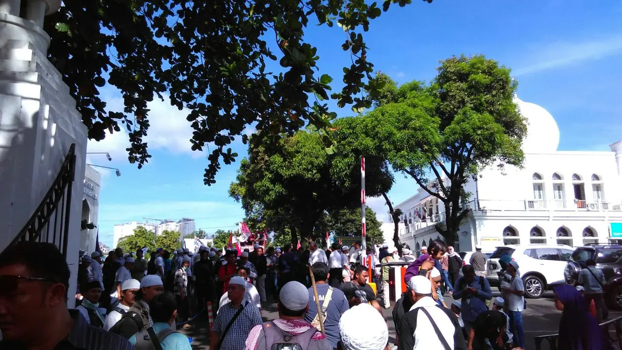 Jelang pemeriksaah Rizieq Shihab, Ratusan Orang Berpakaian Putih Padati Masjid Al-Azhar
