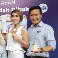 Di sela-sela kesibukannya sebagai publik figur, pasangan suami istri Arie Untung dan Fenita Arie sebisa mungkin meluangkan waktu untuk buah hatinya. (Deki Prayoga/Bintang.com)