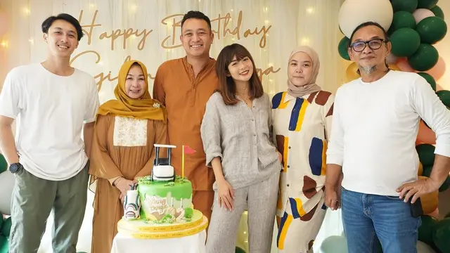 Momen Perayaan Ultah Gilang Dirga yang ke-32, Dapat Kejutan dari Istri. (Sumber: Instagram/gilangdirga)