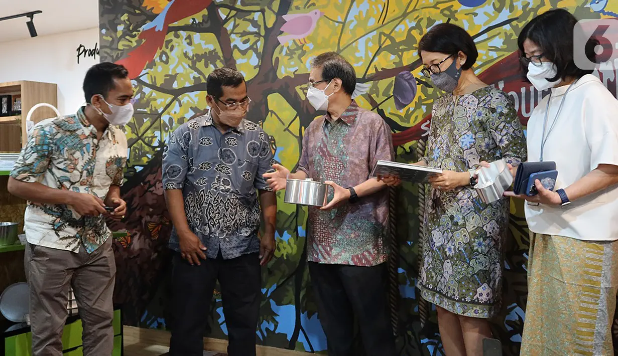 Ketua Pengurus Yayasan Dharma Bhakti Astra (YDBA) Sigit P. Kumala (tengah) melihat produk aneka loyang yang diproduksi UD Aneka Loyang dalam kegiatan syukuran HUT ke-42 YDBA di Galeri UKM YDBA, Jakarta (17/5/2022). UMKM tersebut telah berinovasi dalam proses produksi dengan mengoptimalkan mesin roll untuk memudahkan dan memastikan produk sesuai dengan standar quality, cost, delivery (QCD) yang dibutuhkan customer. (Liputan6.com/HO/YDBA)