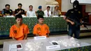 Dua warga Thailand tersangka penyelundup sabu-sabu, Prakob Seetasang (08) dan Adison Phonlamat (03) dalam konferensi pers di Kantor Bea Cukai Ngurah Rai, Denpasar, Senin (27/5/2019). Mereka ditangkap setelah mencoba menyelundupkan 989,66 gram sabu-sabu dari Bangkok menuju Bali. (SONNY TUMBELAKA/AFP)