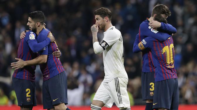 Bek Real Madrid, Sergio Ramos, melintas diantara pemain Barcelona pada laga La Liga di Stadion Santiago Bernabeu, Sabtu (2/3). Real Madrid takluk 0-1 dari Barcelona. (AP/Andrea Comas)