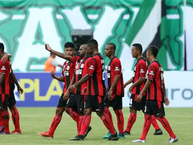Kapten tim Persipura, Boaz Salossa (tengah) memberi arahan saat jeda laga pembuka turnamen Piala Presiden 2017 melawan PSS Sleman di Stadion Maguwoharjo, Sleman, Sabtu (4/2). Laga berakhir imbang 0-0. (Liputan6.com/Helmi Fithriansyah)