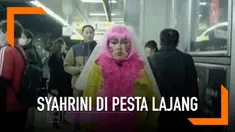 Dalam pesta lajang itu, imej Syahrini yang bak putri raja, seolah luntur. Dengan sentuhan make up tebal, Syahrini berubah menyerupai badut.
