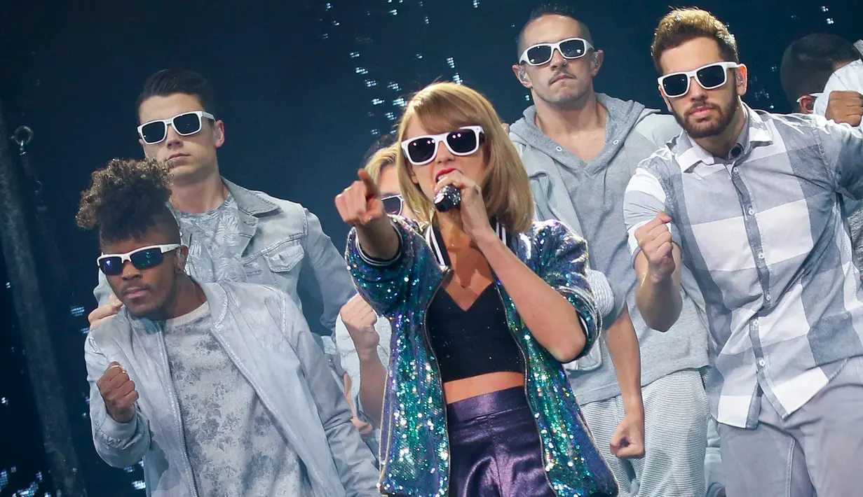 Aksi panggung Taylor Swift saat membawakan lagu selama Swift "1989 World Tour Live" di Shanghai, Cina (10/10)2015). (REUTERS/Stringer)