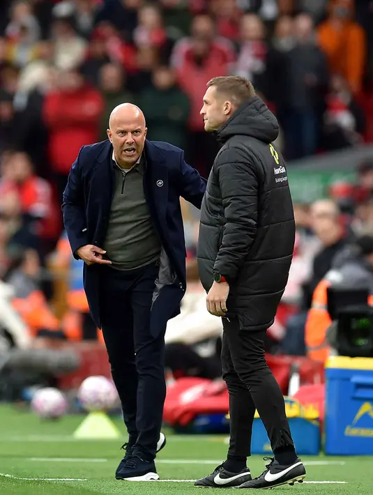 Tertinggal 0-1, pelatih Liverpool Arne Slot langsung mengubah strategi permainan. (PETER POWELL/AFP)