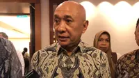 Menteri Koperasi dan UKM Teten Masduki usai melakukan penandatanganan MoU dengan RSPO, di Jakarta, Senin (10/7/2023). Teten membahas soal revisi Permendag Nomor 50/2020 tentang Perizinan Usaha, Periklanan, Pembinaan dan Pengawasan Pelaku Usaha dalam Perdagangan Melalui Elektronik (PPMSE). (Tira/Liputan6.com)