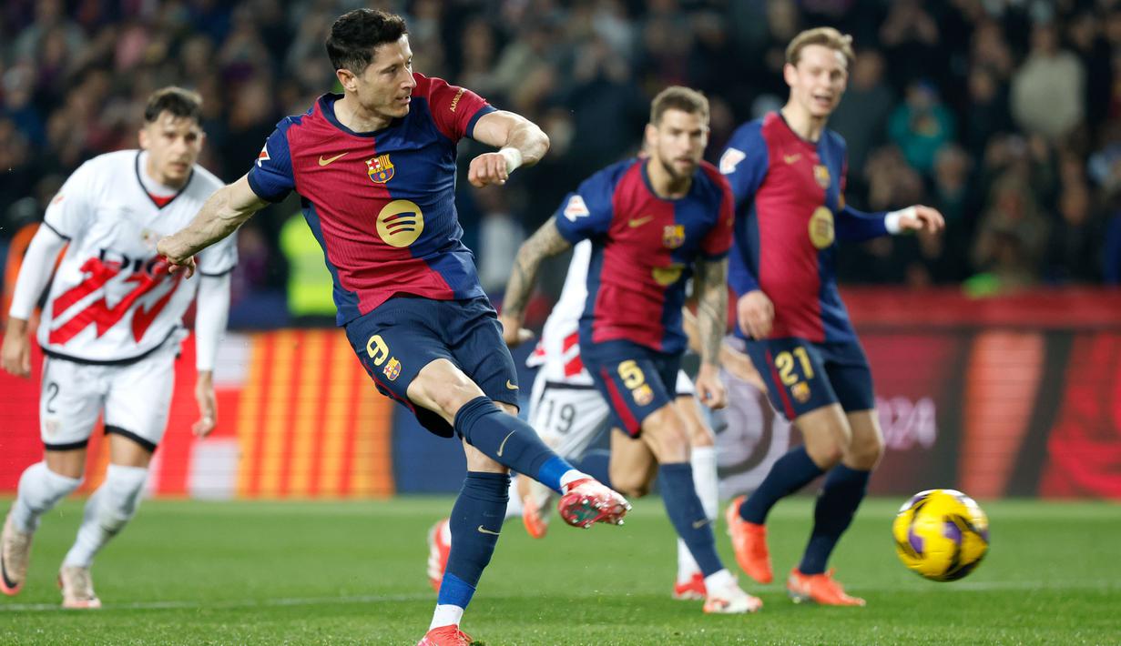 Pada laga ini Rayo memberikan perlawanan dengan baik, tapi Barca tampil cukup solid. Gol tunggal kemenangan Barca datang dari eksekusi penalti Robert Lewandowski di menit ke-28. (AP Photo/Joan Monfort)