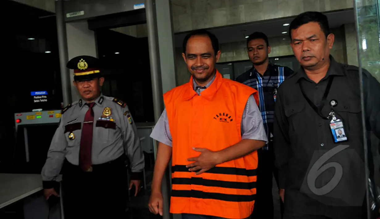 Ikmal Jaya keluar dari gedung KPK usai memenuhi panggilan KPK. Ikmal adalah tersangka kasus dugaan korupsi tukar guling tanah di Tegal, Jakarta, Selasa (17/2/2015). (Liputan6.com/Faisal R Syam) 