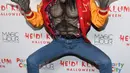 Supermodel senior Heidi Klum berpose sambil mengenakan kostum manusia serigala pada pesta Halloween di New York, Selasa (31/10). Kostum Heidi terinspirasi dari video klip mendiang Michael Jackson yang bertajuk Thriller (Photo by Evan Agostini/Invision/AP)