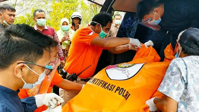 Evakuasi jasad terbakar oleh personel Polresta Pekanbaru.