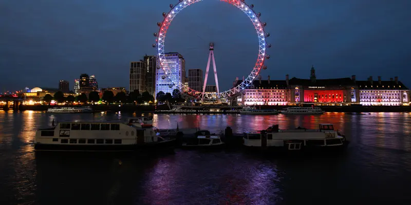 London Eye Berhias Lampu Warna-warni