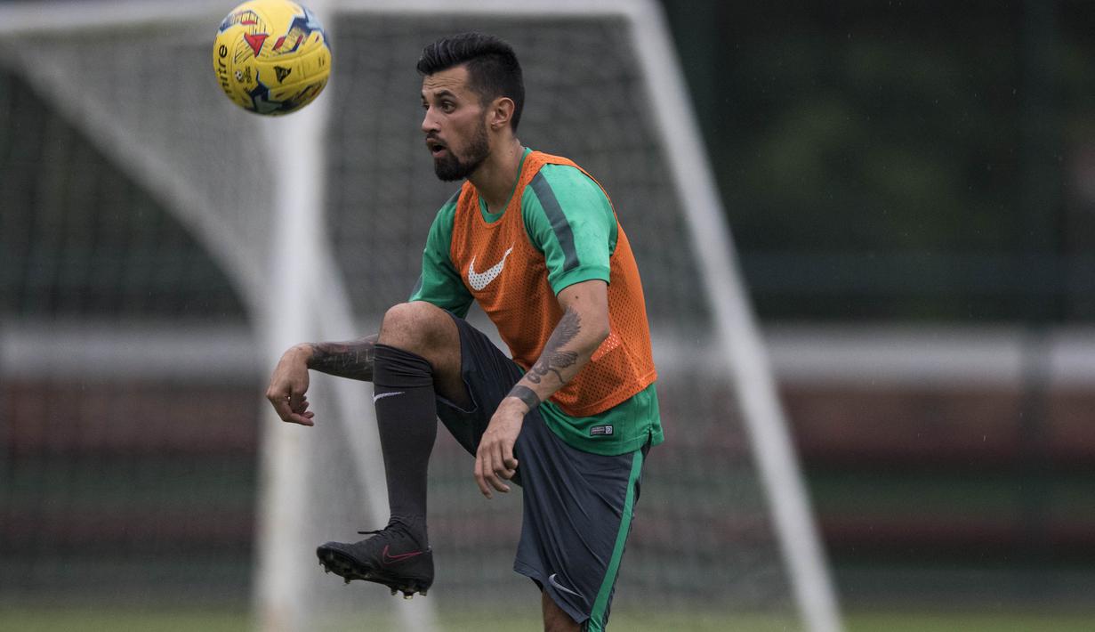 Gelandang timnas Indonesia, Stefano Lilipaly, saat berlatih jelang Piala AFF 2016 di Lapangan Sekolah Pelita Harapan, Banten, Selasa (15/11/2016). Stefano merupakan pemain Indonesia yang bermain di Liga Belanda. (Bola.com/Vitalis Yogi Trisna)