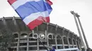 Fans Thailand mengibarkan bendera negaranya siap meramaikan laga final leg kedua Piala AFF 2016 di Stadion Rajamangala, Thailand. (Bola.com/Vitalis Yogi Trisna)