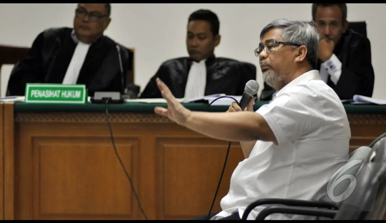 Mantan Ketua MK, Akil Mochtar saat menjadi saksi pada persidangan kasus sengketa Pilkada Kota Palembang di Pengadilan Tipikor, Jakarta, Kamis (15/1/2015). (Liputan6.com/Miftahul Hayat)
