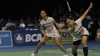 Pasangan  ganda putri Indonesia, Della Puspita Haris/Rosyita Eka Putri Sari, kalah dari pasangan Korea, Chang Ye Na/Lee So hee pada laga Indonesia Open 2017 di JCC, Kamis, (15/6/2017). Indonesia kalah 21-17, 13-21- 13-21. (Bola.com/M Iqbal Ichsan)