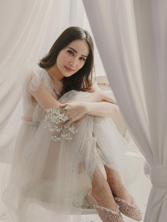 Meski begitu, gaya penampilan Bella Aprilia saat menggunakan gaun di beberapa pemotretan membuatnya terlihat semakin menawan. Tak sedikit pula netizen yang memuji pesona dari wanita kelahiran 10 April 1997 ini. (Liputan6.com/IG/@bellaapriliasant)