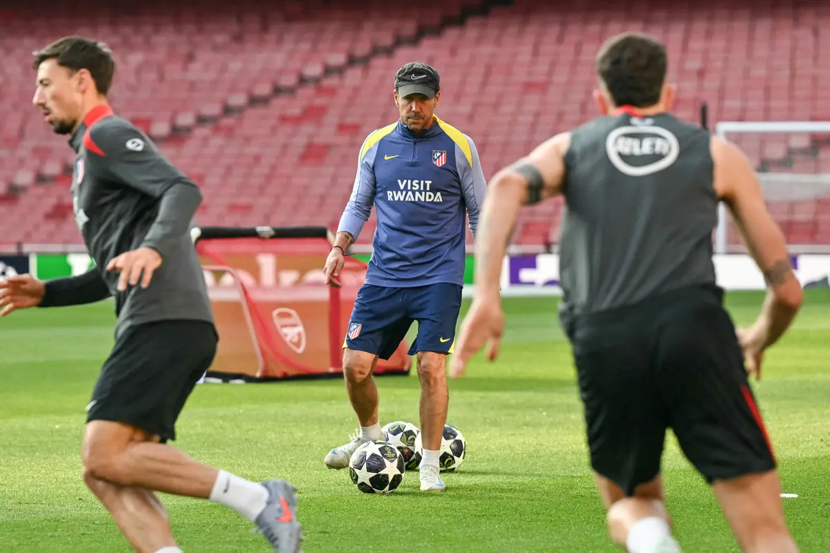 Foto: Wajah Serius Diego Simeone saat Memimpin Sesi Latihan Atletico Madrid Jelang Bentrok dengan Arsenal di Liga Champions