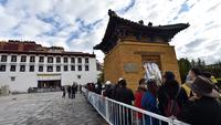 Para pengunjung menunggu untuk memasuki Istana Potala di Lhasa, ibu kota Daerah Otonom Tibet, China barat daya (3/6/2020). Istana Potala dibuka kembali untuk umum pada Rabu (3/6). (Xinhua/Chogo)