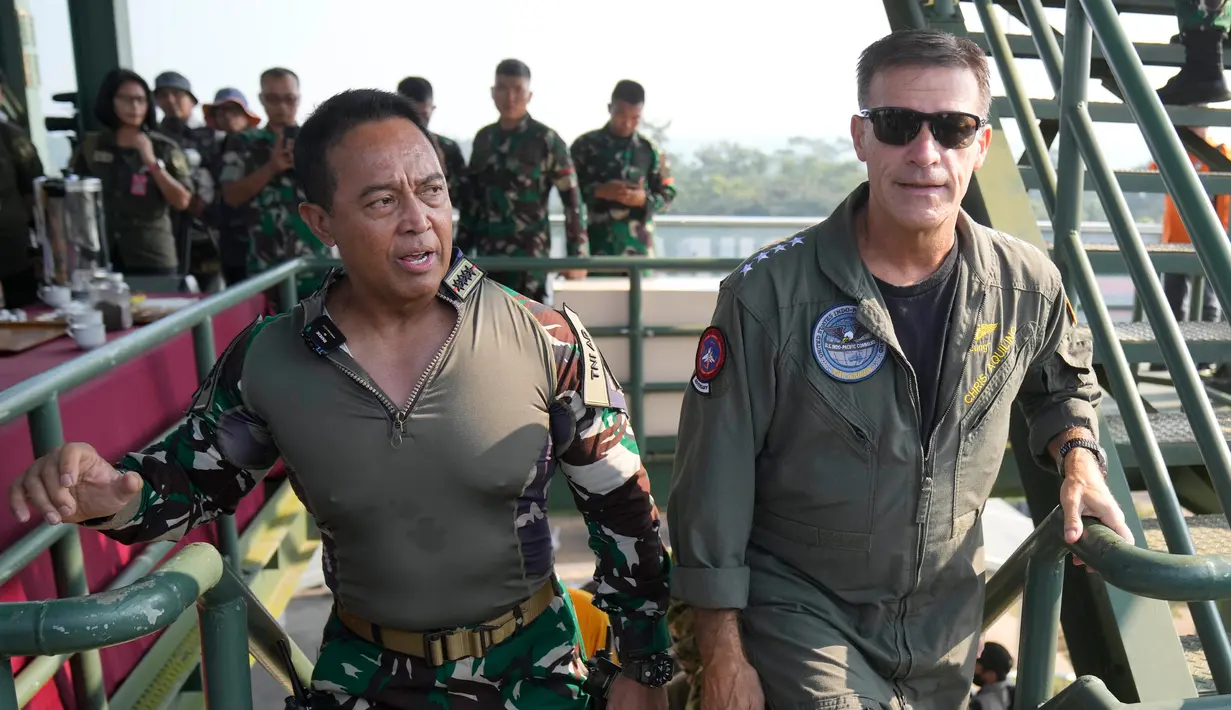 Panglima Komando Indo-Pasifik Amerika Serikat Laksamana John Aquilino (kanan) berjalan bersama Panglima TNI Jenderal Andika Perkasa setibanya untuk mengamati latihan militer gabungan Super Garuda Shield 2022 di Baturaja, Sumatera Selatan, Indonesia, Jumat (12/8/2022). (AP Photo/Dita Alangkara)
