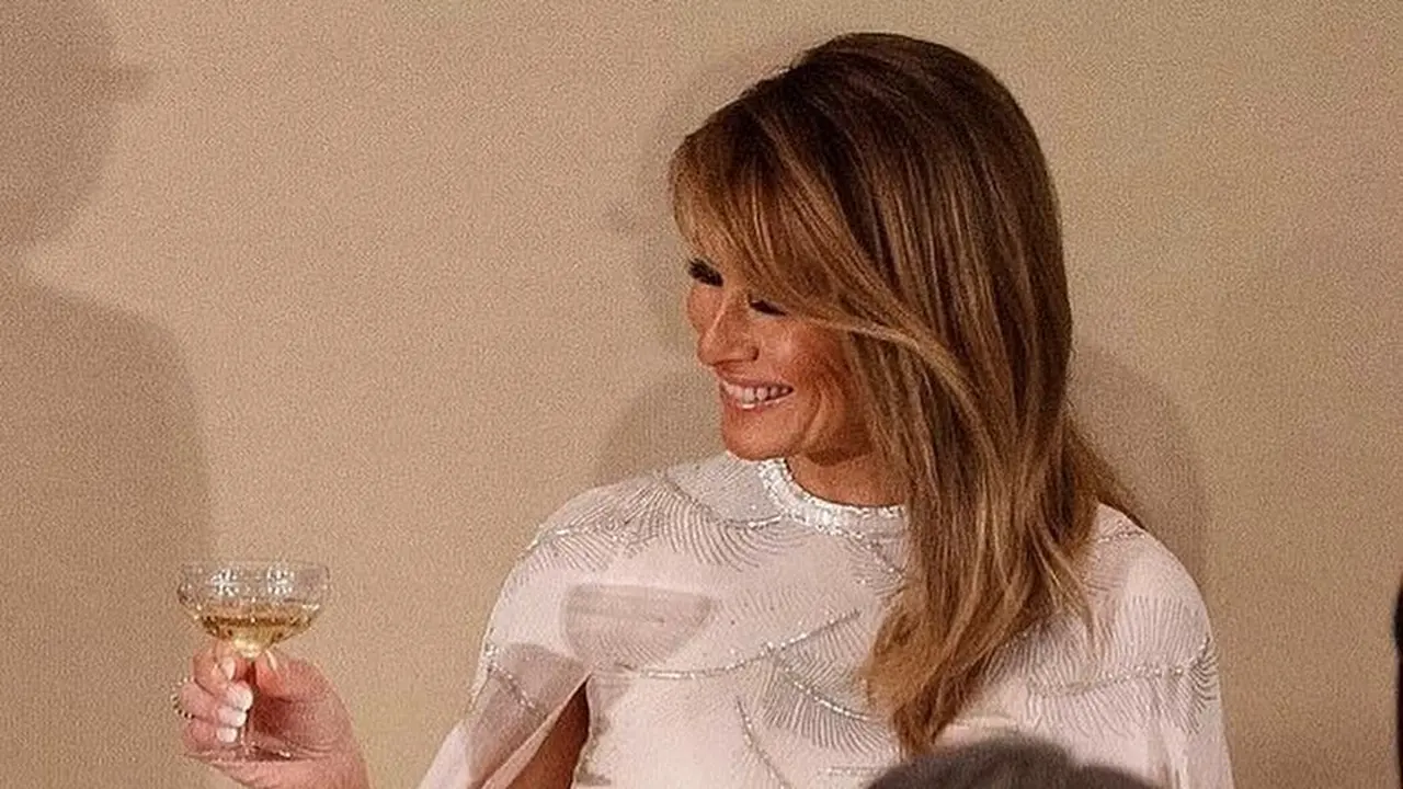 Kaftan Melania Trump saat berkunjung ke Jepang