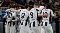 Para pemain Juventus merayakan gol pertama mereka setelah gelandang Turki #10, Kenan Yildiz, mencetak gol pertamanya selama pertandingan semifinal Supercoppa Italiana antara Juventus dan AC Milan di Taman Al-Awwal di Riyadh, Sabtu dini hari WIB (4-1-2025). (Fayez NURELDINE/AFP)