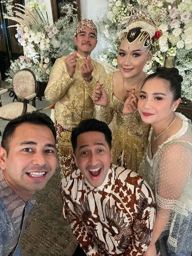 Raffi Ahmad dan Nagita Slavina bareng kedua mempelai plus Irfan Hakim. (Foto: Dok. Instagram @raffinagita1717)