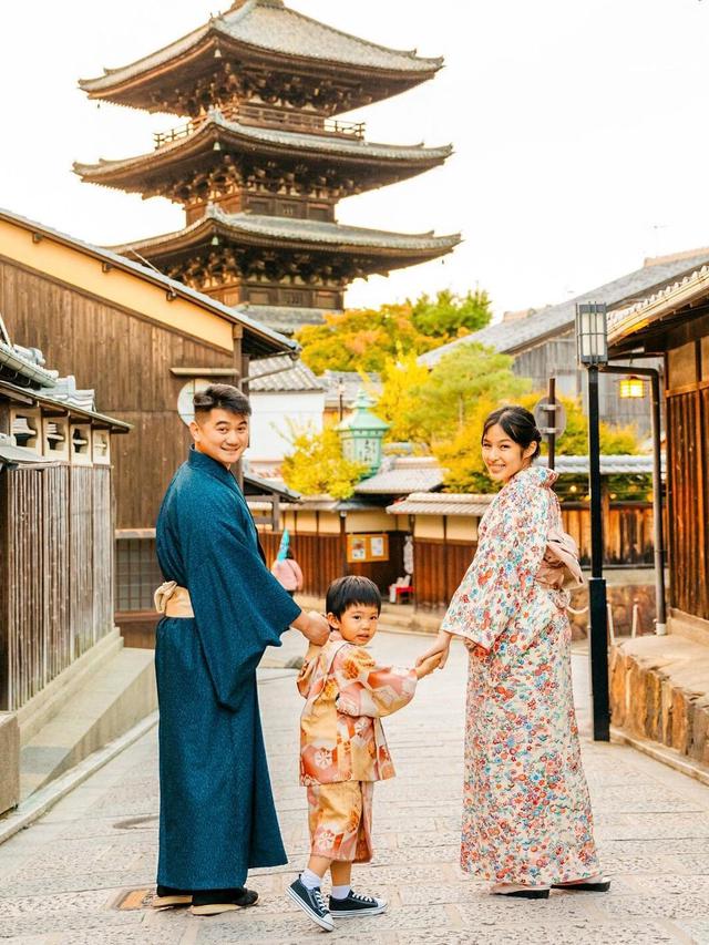 Kompak Pakai Kimono, Ini 7 Potret Liburan Chef Arnold dan Keluarga ke Jepang
